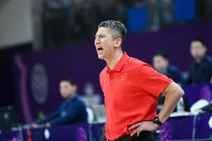 齐鲁晚报：饱含信任与担当，郭士强才是中国男篮的“绝对核心”