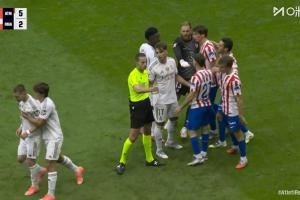 马斯坦托诺一脚爆射场边，两队爆发冲突