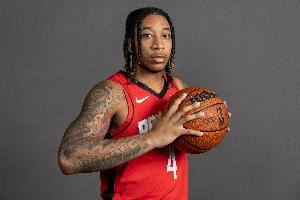 很准！戴维森9投6中&三分7中5射落17分3板4助