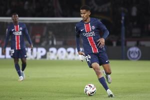 队报：马尤卢在上轮法甲大腿内收肌疼痛，巴黎希望他下轮能复出