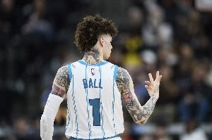 阿里纳斯：三球纹身太多无法做门面 即使老詹拍广告也要遮上纹身