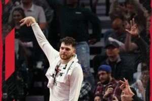 狂揽15板&7前场板!开拓者赢球海报 克林根庆祝手势入镜