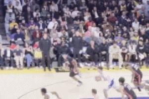 场边老詹瞬间起立鼓掌！布朗尼接里夫斯传球 生涯首次空接暴扣！