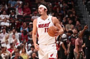 冲击力十足!哈克斯半场9中5&罚球9中6拿到16分 另有4板2助