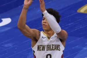 还不错!鹈鹕7号秀费尔斯上半场7投3中拿到7分4篮板3助攻